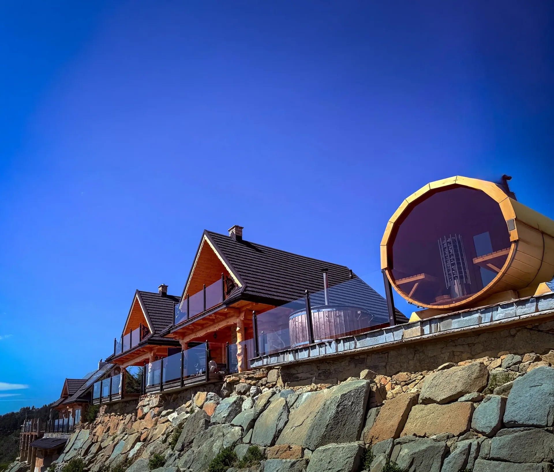 Balia i sauna w panoramie domków z bali