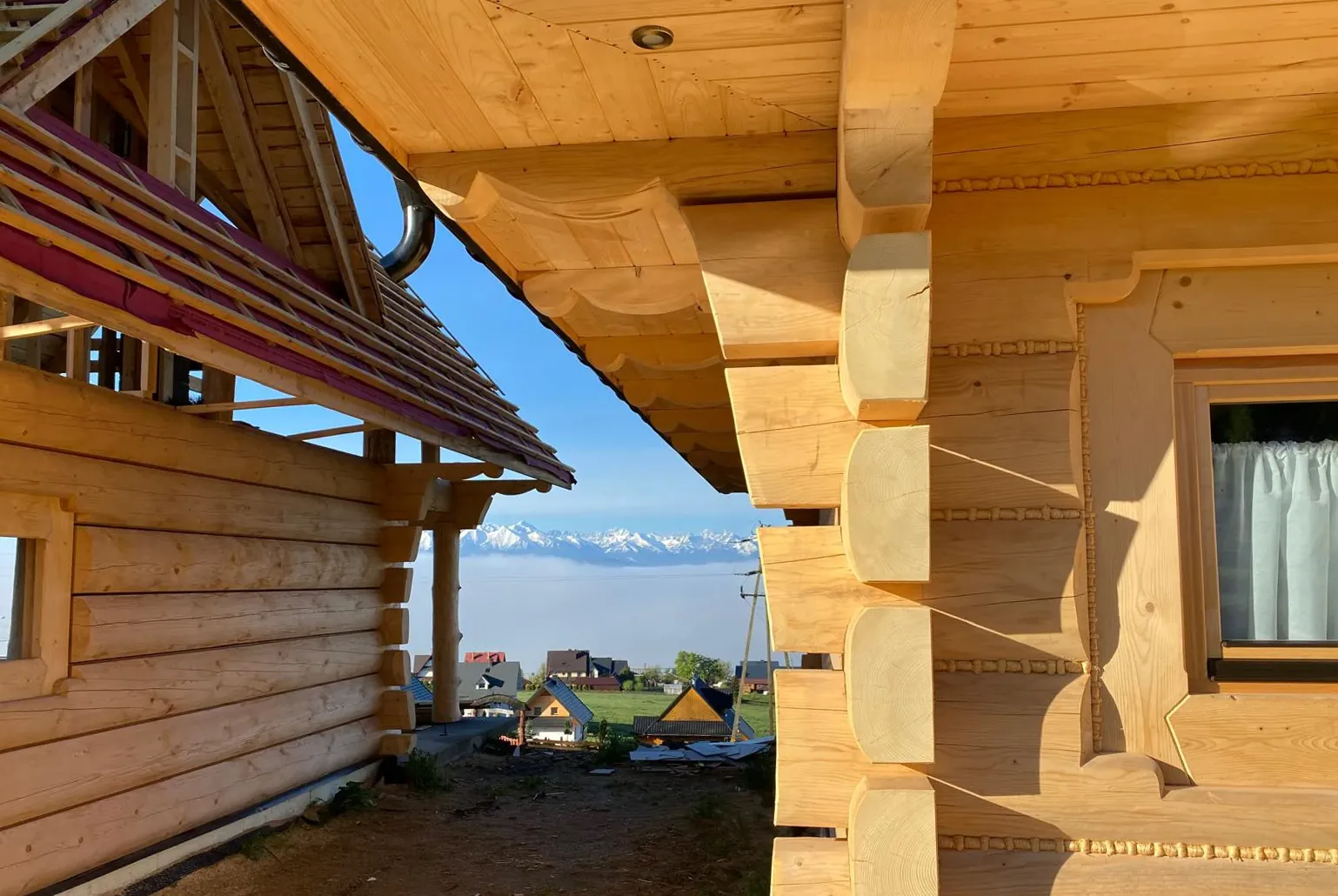 Budowa domków z bali – widok na ośnieżone Tatry