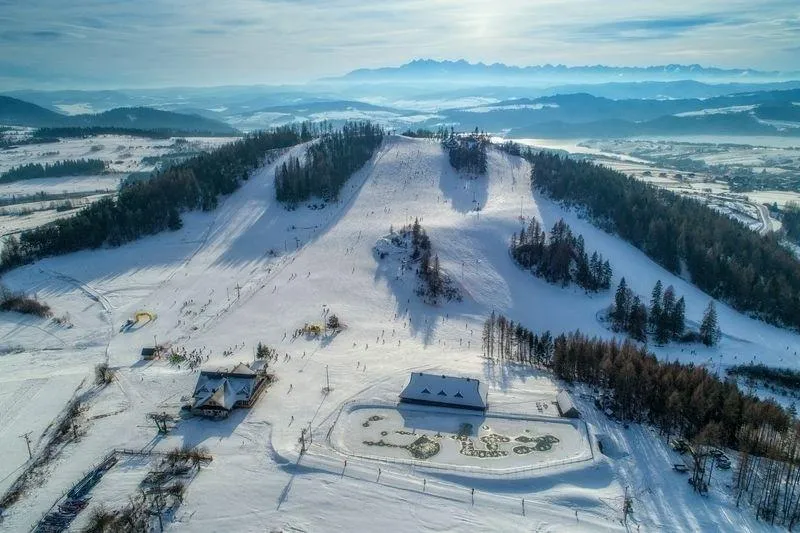 Czorsztyn-Ski – ośrodek narciarski przy Jeziorze Czorsztyńskim, stoki i wyciągi, okolice Huba Home