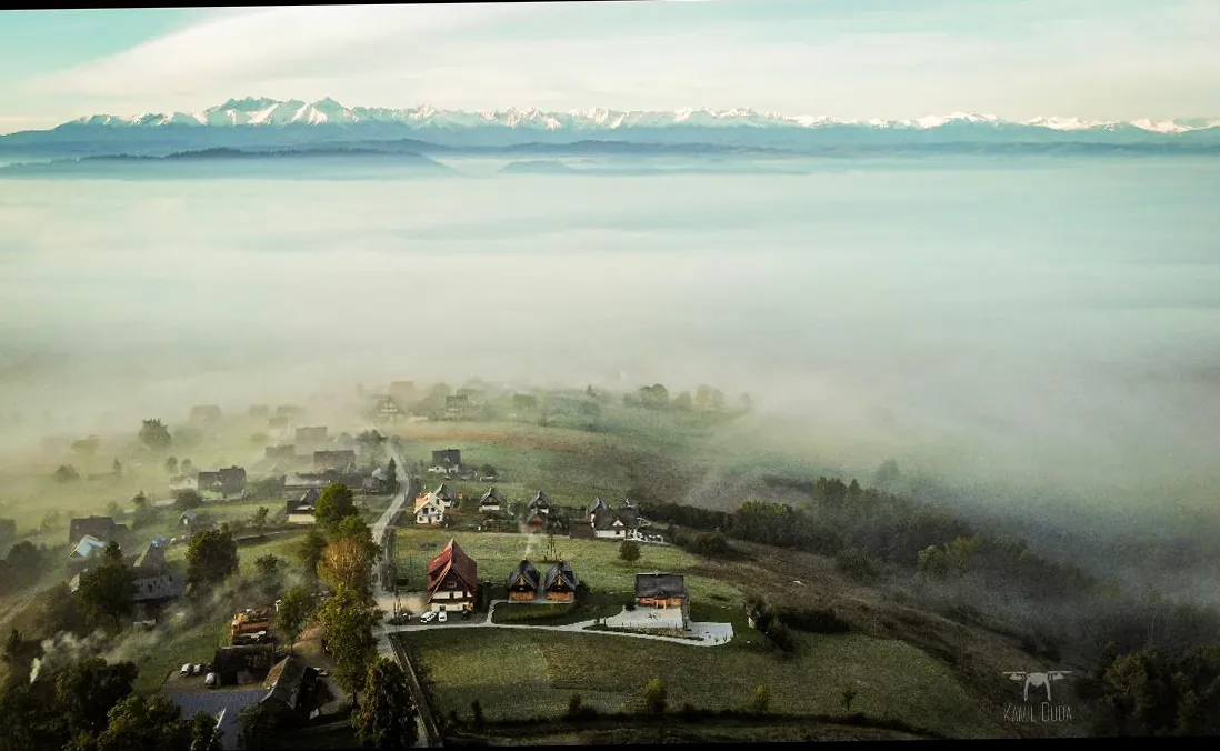 Panorama Tatr we mgle z tarasu domku
