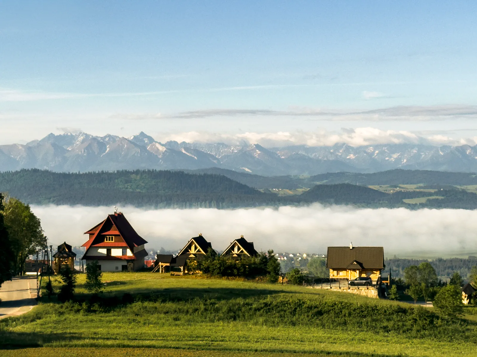 Huba Home o świcie – Tatry i dolina zatopiona w porannej mgle