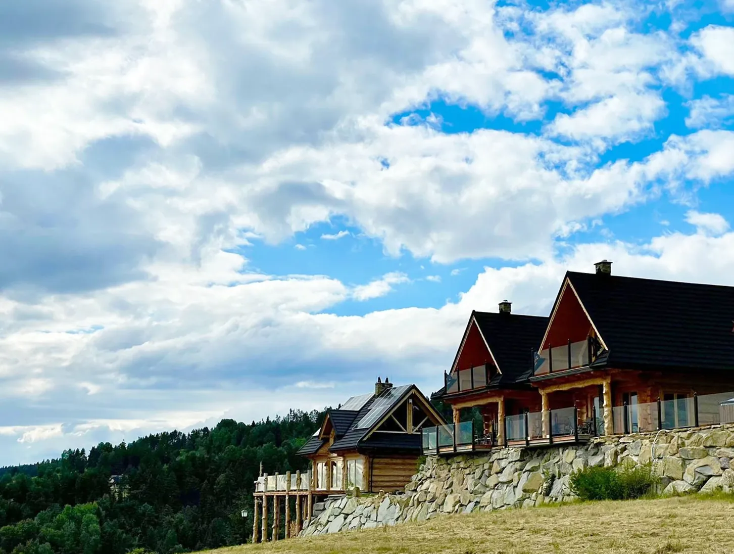 Spacer wirtualny 360° Huba Home – kompleks domków z bali z widokiem na Tatry