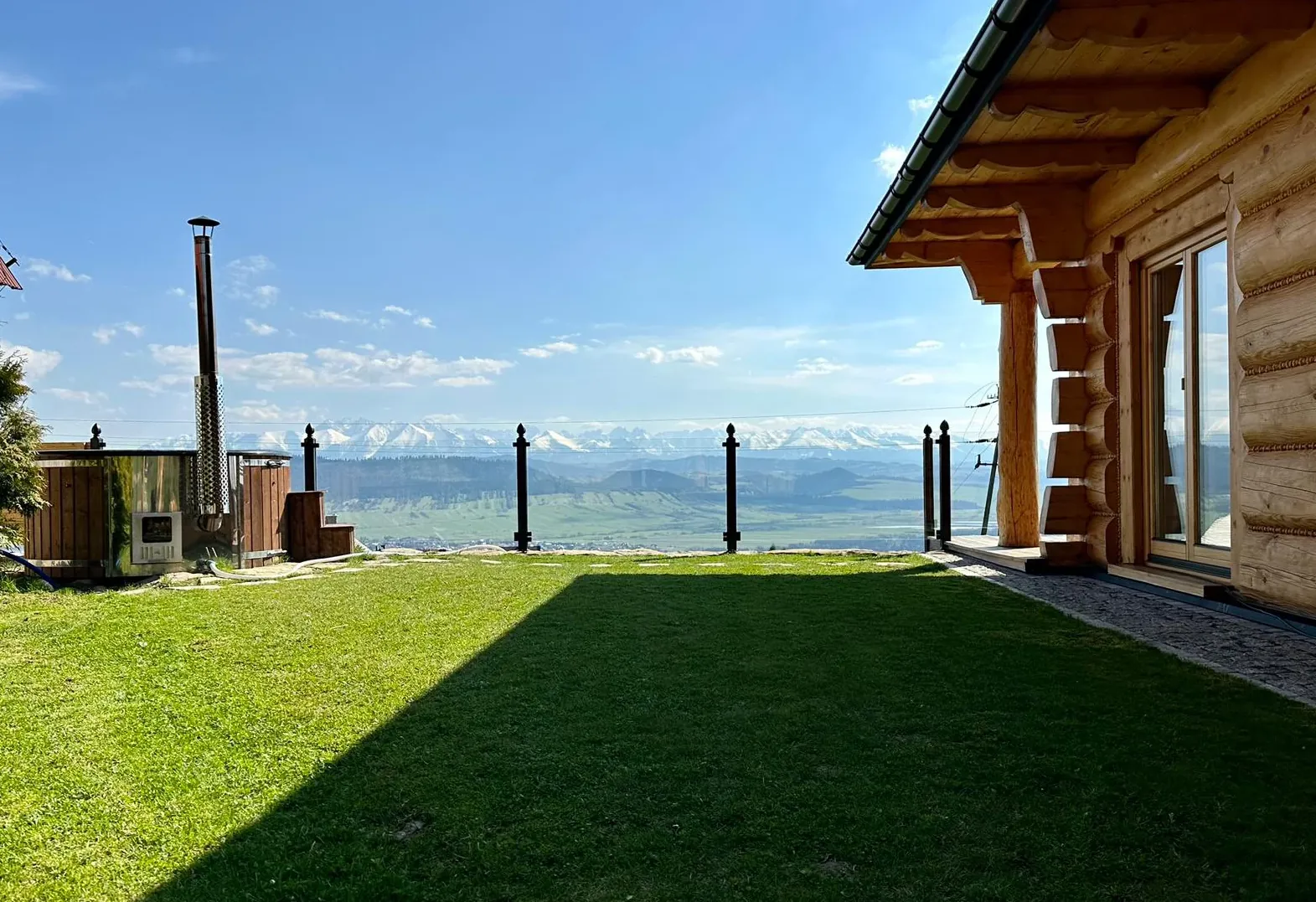 Ogród i balia z widokiem na ośnieżone Tatry