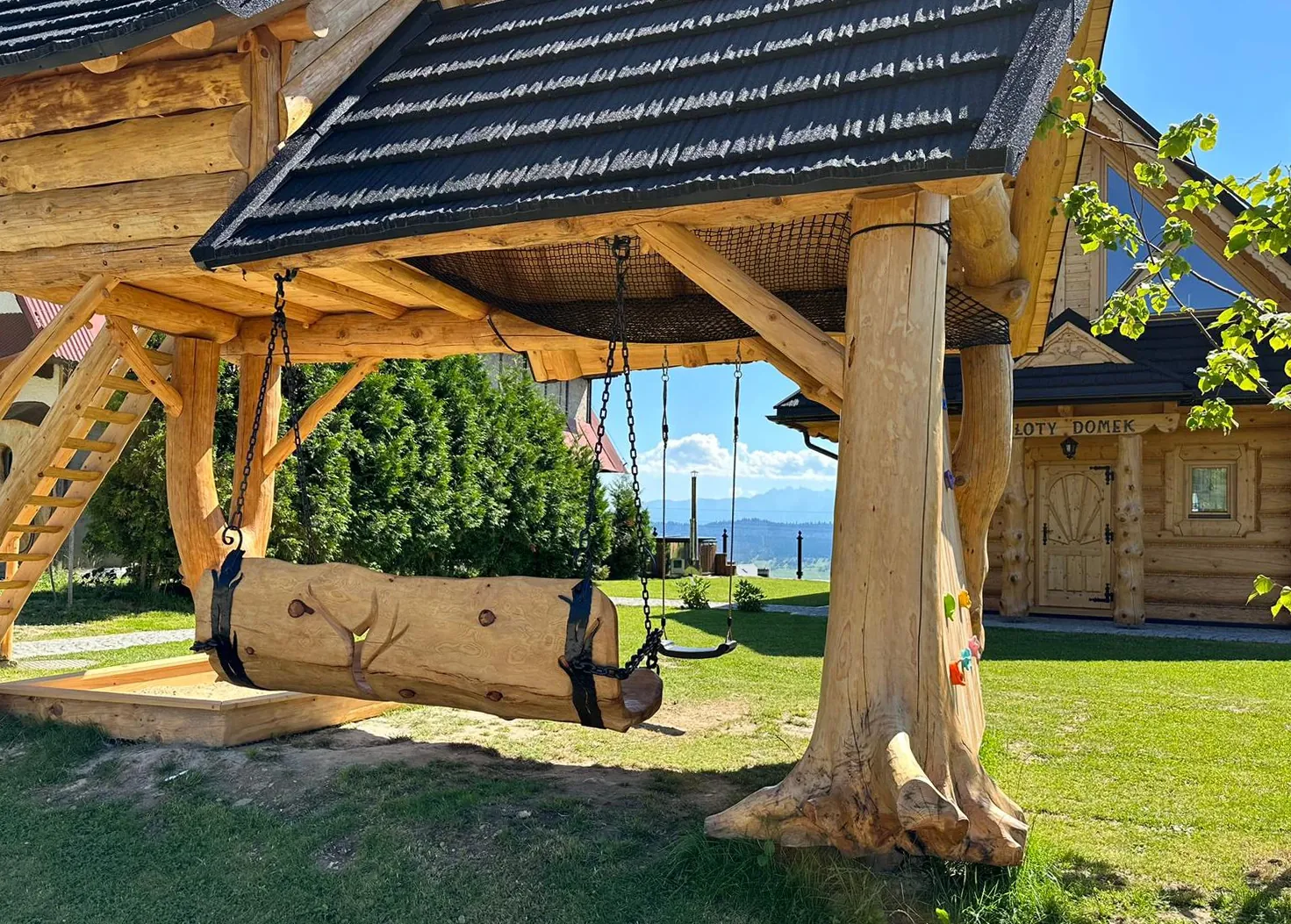 Huśtawka na placu zabaw – Domek Złoty i Tatry w tle