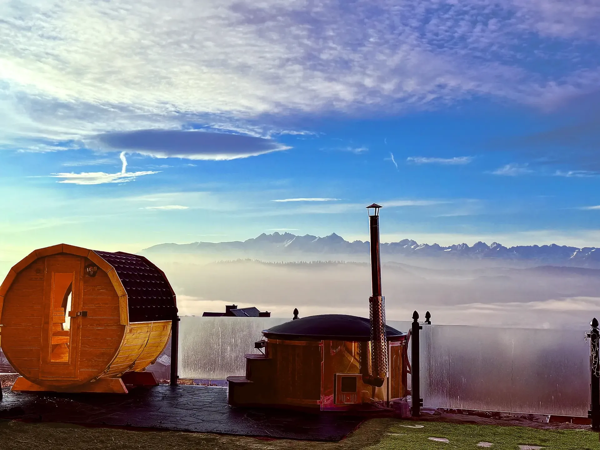 Strefa SPA – balia zewnętrzna z widokiem na Tatry we mgle