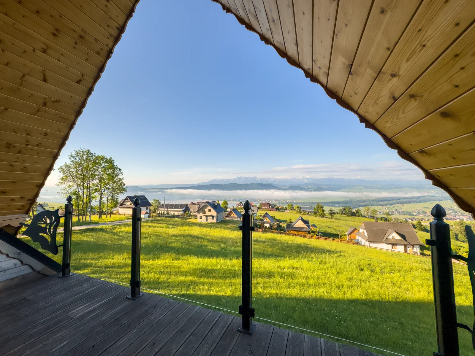 Domek Złoty – widok z tarasu na panoramę Tatr