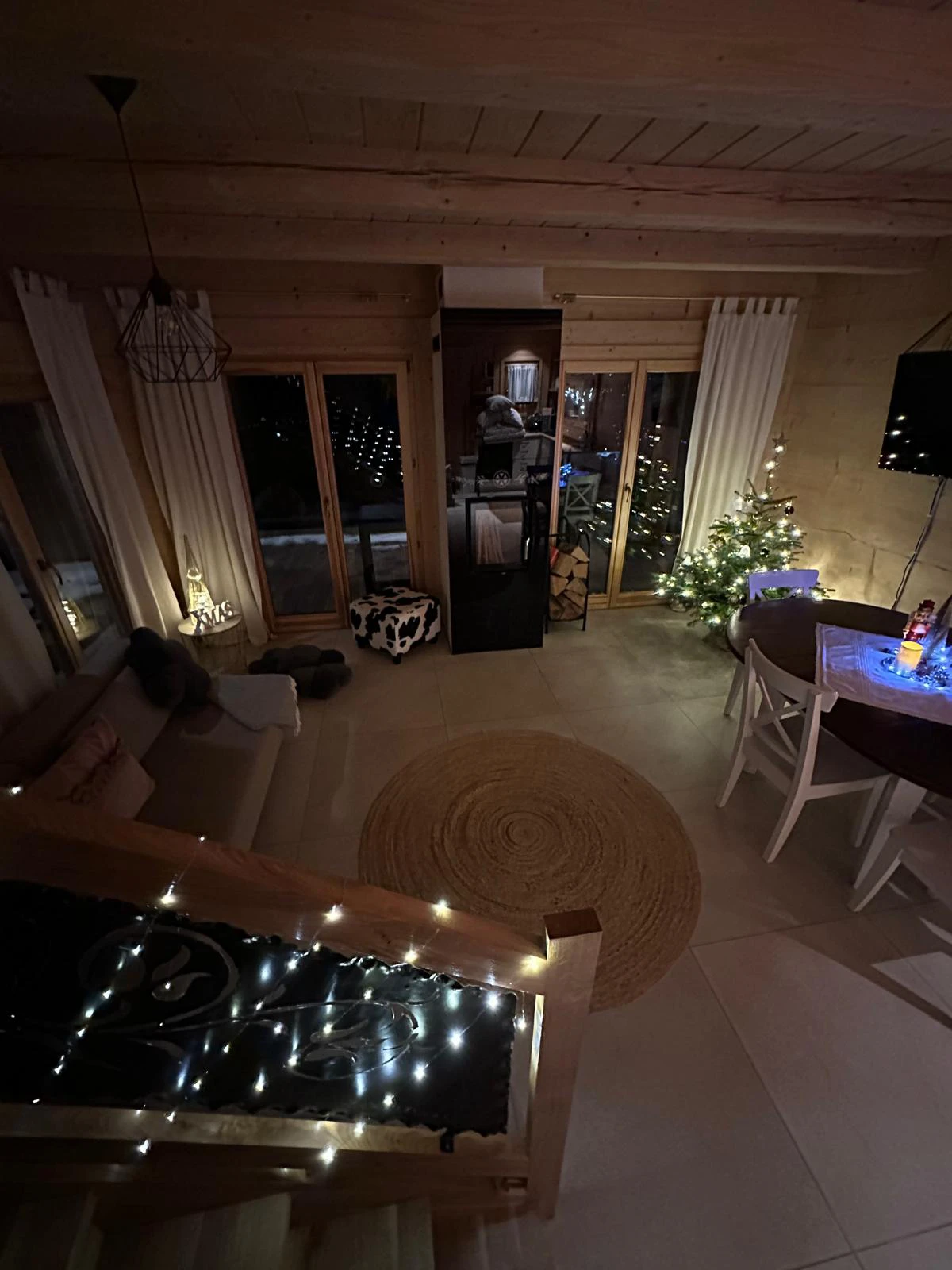 Salon w klimacie Bożego Narodzenia – wnętrze domku z bali