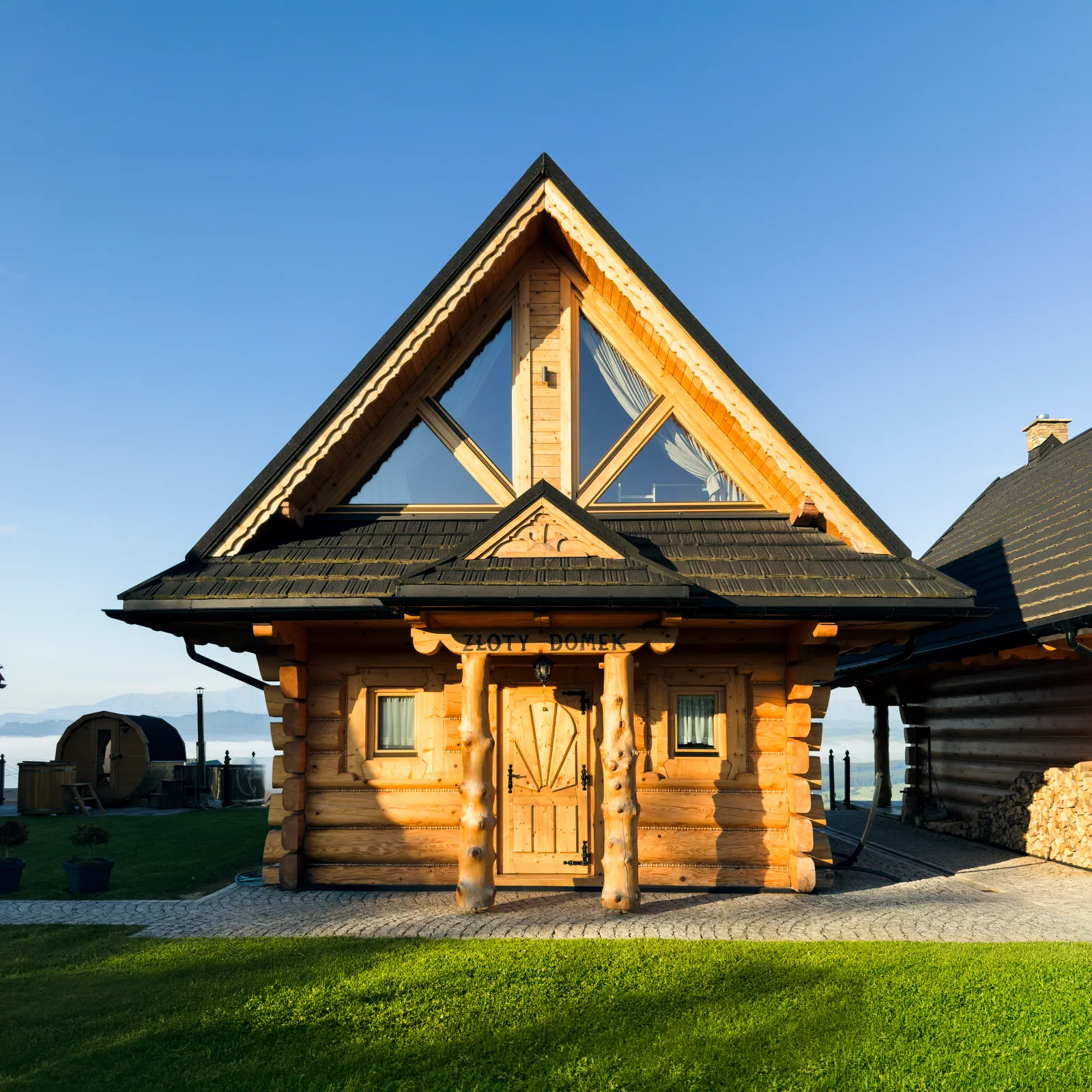Domek Złoty – front z bali w porannym słońcu
