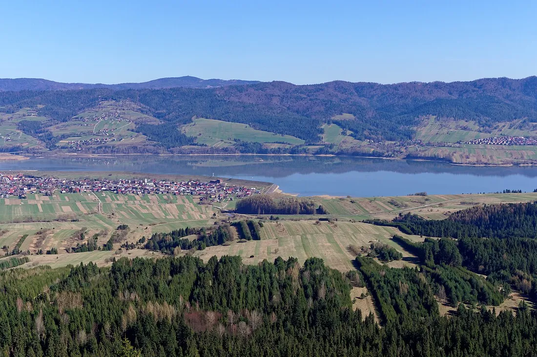 Jezioro Czorsztyńskie z panoramą Tatr odbitych w tafli wody