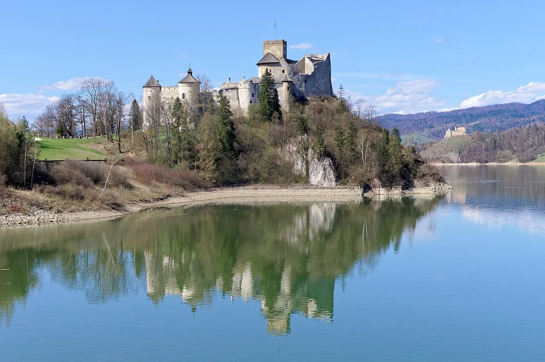 Zamek Dunajec w Niedzicy na cyplu nad Jeziorem Czorsztyńskim